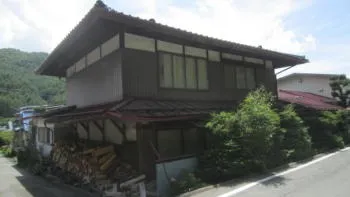 <屋根工事><br>既存の屋根のトタンと野地板を取り、新しい野地板を張りました。