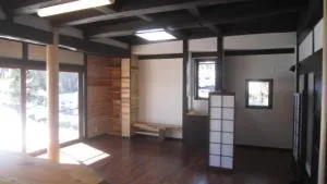 <囲炉裏のある部屋><br>建物の内部には囲炉裏が残っていました。<br>帯戸も数本残っていたので再生して使いました。