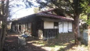 <解体工事><br>畳と床板・根太を撤去、いらなくなる小壁などを取り壊しました。