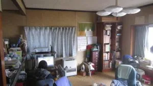 <梁磨き><br>梁には、長い年月で付いたススが付いていました。<br>吹抜けになる部分や仕上げで見せる梁のススをタワシなどで落としていきます。