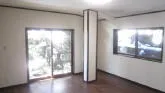 <根石の補強><br>土台に柱が乗る部分の下には、根石があります。<br>この根石が動かないようにコンクリートで固めていきます。