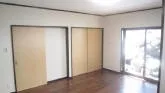 根石の周りを掘り、砕石を敷いて鉄筋・型枠を組み、コンクリートを入れていきます。